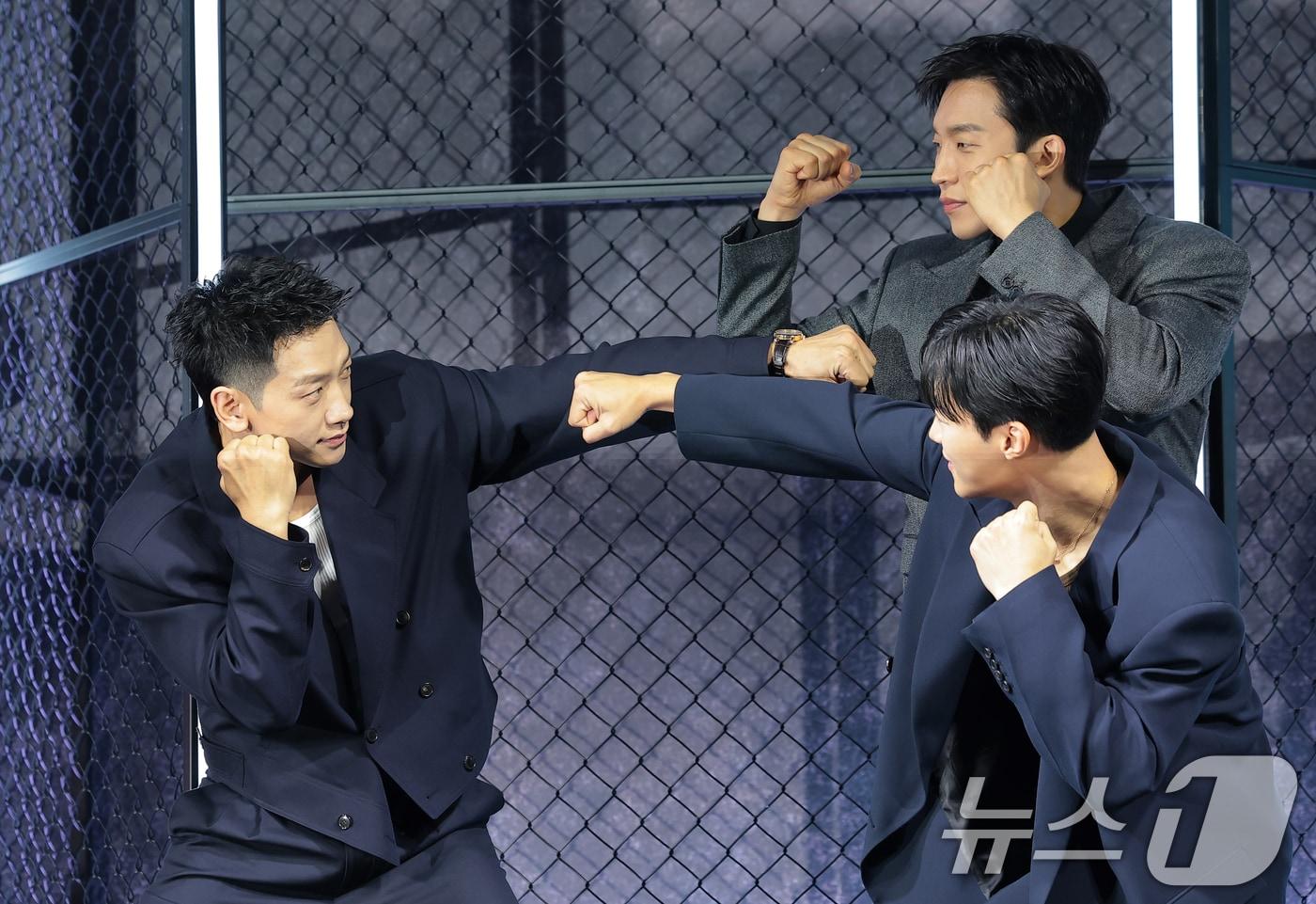 본문 이미지 - 배우 정지훈(왼쪽부터)과 이상이, 우도한이 31일 오전 서울 중구 앰배서더 서울 풀만 호텔에서 열린 ‘사냥개들’ 시즌 2(극본 김주환/연출 김주환) 제작발표회에서 포즈를 취하고 있다. ‘사냥개들’ 시즌 2는 극악무도한 불법 사채꾼 일당을 때려잡은 건우(우도환 분)와 우진(이상이 분)이 돈과 폭력이 지배하는 글로벌 불법 복싱 리그를 상대로 또 한 번 통쾌한 훅을 날리는 이야기다. 2026.3.31 ⓒ 뉴스1 권현진 기자