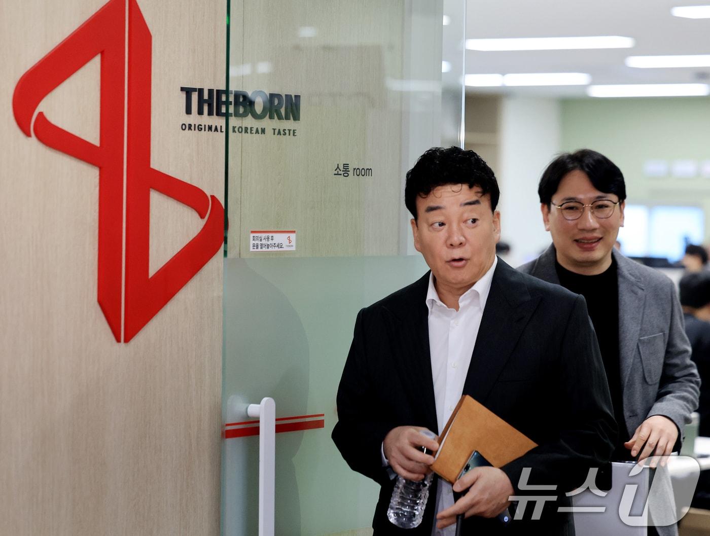 본문 이미지 - 백종원 더본코리아 대표가 31일 서울 서초구 더본코리아별관에서 열린 기자간담회에 참석하고 있다. 2026.3.31 ⓒ 뉴스1 이호윤 기자