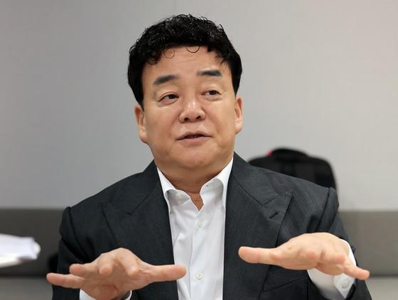 본문 이미지 - 백종원 더본코리아 대표가 31일 서울 서초구 더본코리아별관에서 열린 기자간담회에서 취재진 질문에 답변하고 있다. 2026.3.31 ⓒ 뉴스1 이호윤 기자