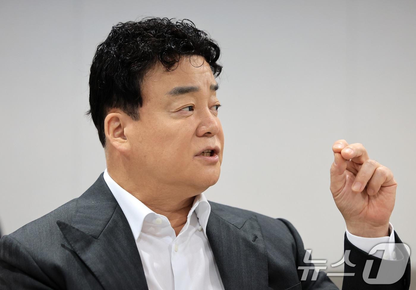본문 이미지 - 백종원 더본코리아 대표가 서울 서초구 더본코리아별관에서 열린 기자간담회에서 취재진 질문에 답변하고 있다. 2026.3.31 ⓒ 뉴스1 이호윤 기자