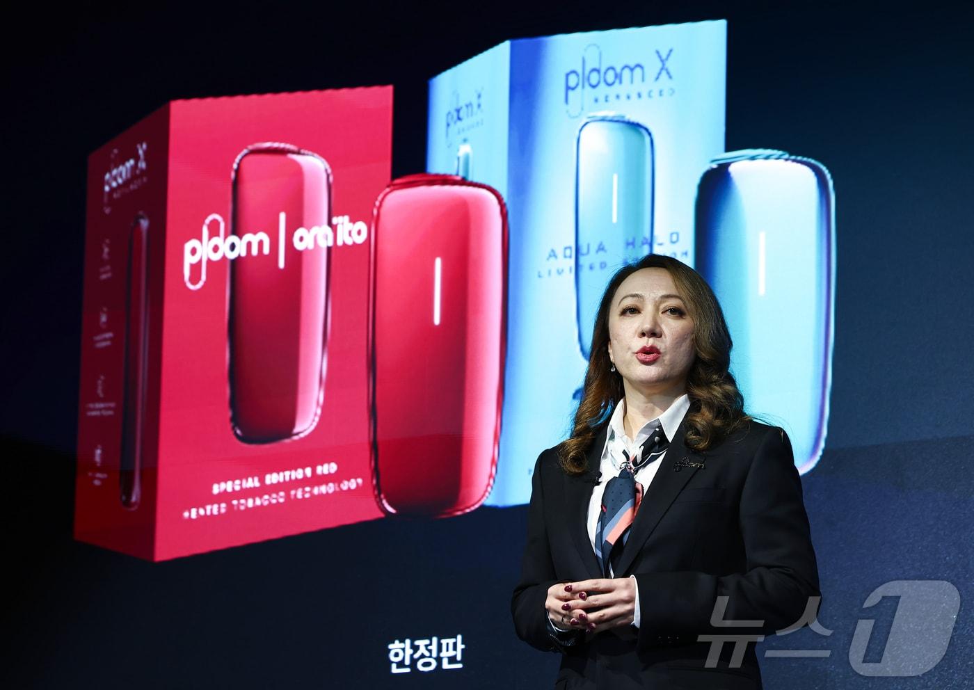 본문 이미지 - 이리나 리 JTI코리아 사장이 31일 오전 서울 영등포구 페어몬트 앰배서더 서울 호텔에서 열린 JTI코리아의 궐련형 전자담배 '플룸 아우라' 국내 출시 기념 기자간담회에서 '플룸 아우라'를 소개하고 있다. 2026.3.31 ⓒ 뉴스1 김민지 기자