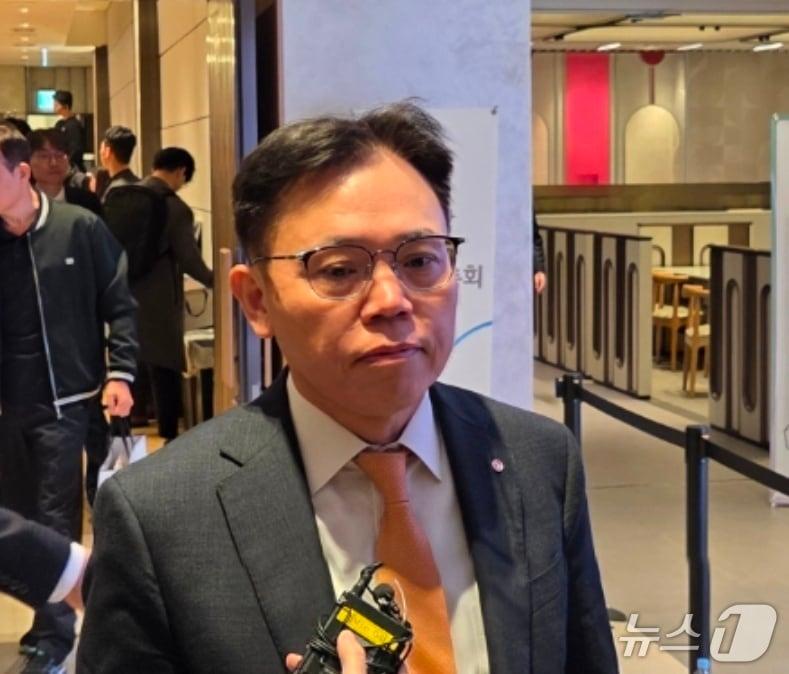 본문 이미지 - 김동춘 LG화학 최고경영자(CEO)가 31일 서울 여의도 LG트윈타워에서 열린 주주총회를 마치고 기자들의 질문에 답을하고 있다. 2026. 3. 31/뉴스1 황진중 기자