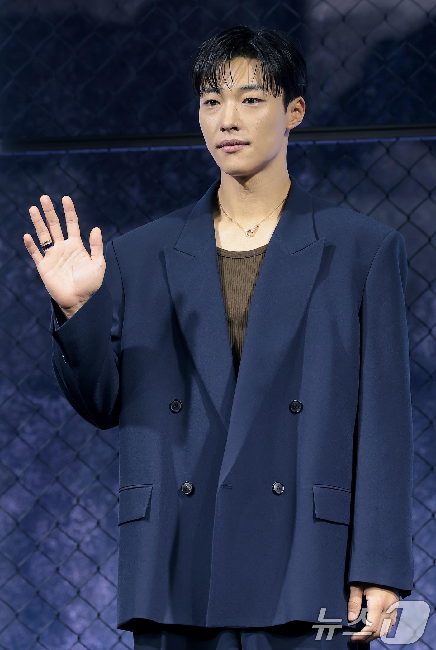 본문 이미지 - 배우 우도한이 31일 오전 서울 중구 앰배서더 서울 풀만 호텔에서 열린 ‘사냥개들’ 시즌 2(극본 김주환/연출 김주환) 제작발표회에서 포즈를 취하고 있다. ‘사냥개들’ 시즌 2는 극악무도한 불법 사채꾼 일당을 때려잡은 건우(우도환 분)와 우진(이상이 분)이 돈과 폭력이 지배하는 글로벌 불법 복싱 리그를 상대로 또 한 번 통쾌한 훅을 날리는 이야기다. 2026.3.31 ⓒ 뉴스1 권현진 기자