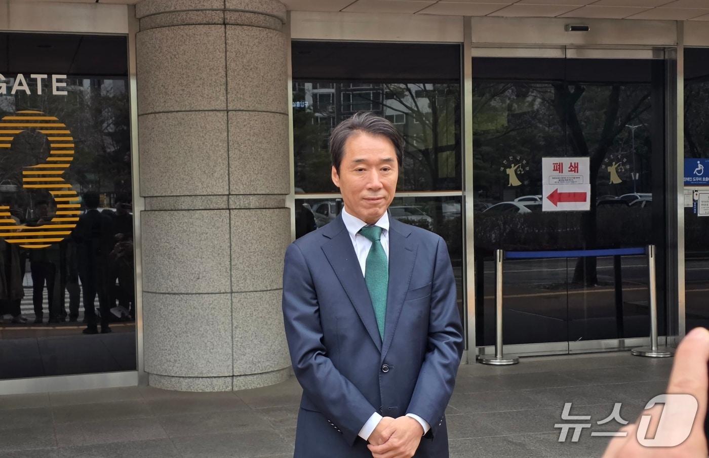 본문 이미지 - 31일 오전 최윤홍 전 부산시부교육감이 교육자치법 위반 혐의로 징역형 집행유예를 받은 뒤 입장을 말하고 있다.2026.3.31/뉴스1 ⓒ News1 장광일 기자