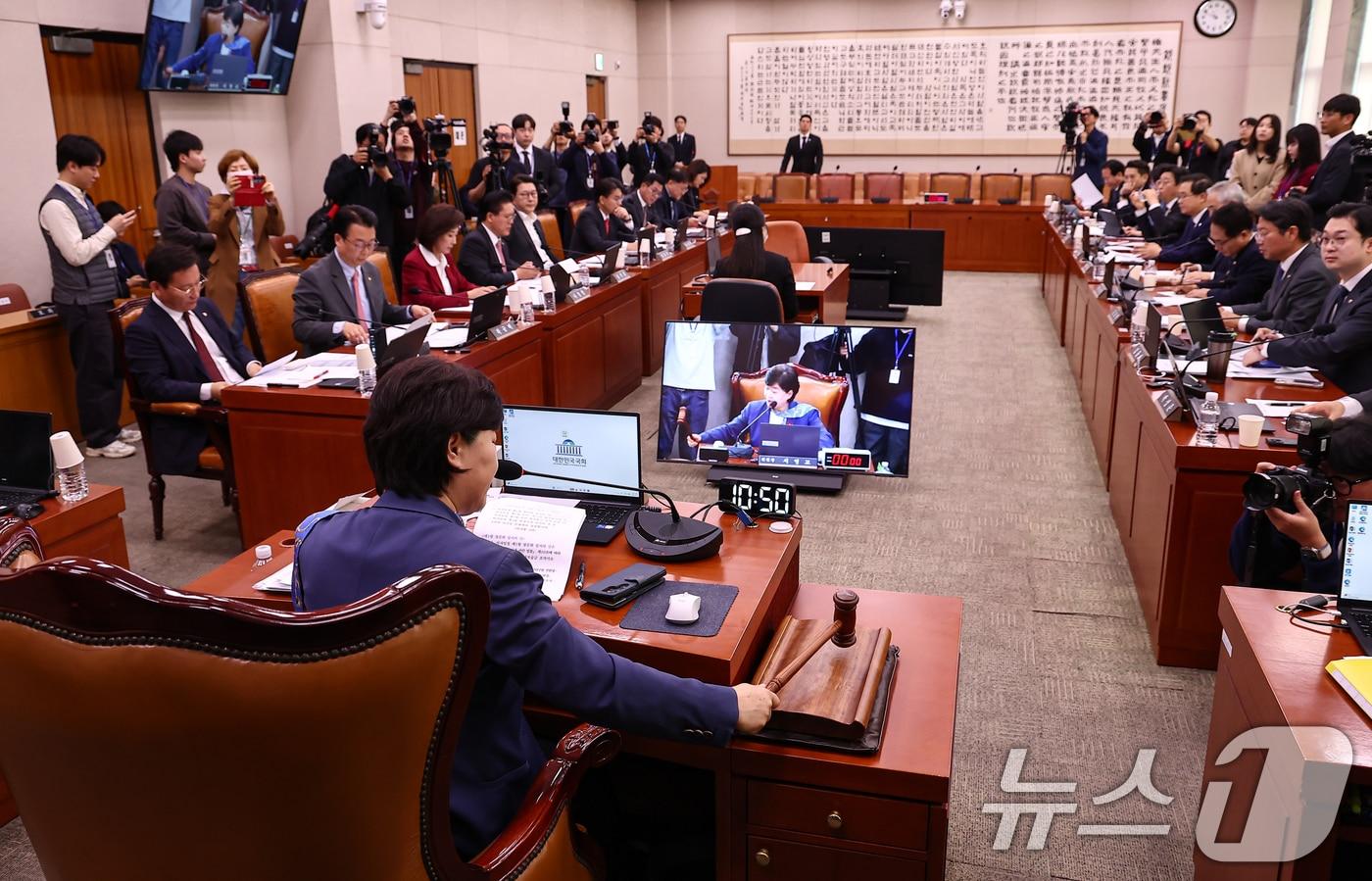 본문 이미지 - 31일 서울 여의도 국회에서 열린 제433회 국회(임시회) 윤석열 정권 정치검찰 조작기소 의혹 사건 진상규명 국정조사특별위원회 회의에서 서영교 특위 위원장이 의사봉을 두드리고 있다. 2026.3.31 ⓒ 뉴스1 김도우 기자