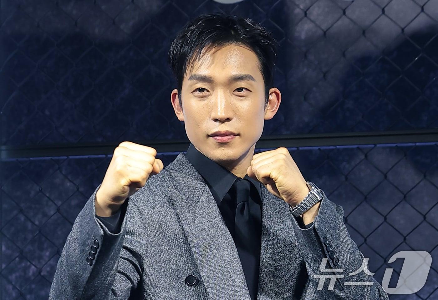 본문 이미지 - 배우 이상이가 31일 오전 서울 중구 앰배서더 서울 풀만 호텔에서 열린 ‘사냥개들’ 시즌 2(극본 김주환/연출 김주환) 제작발표회에서 포즈를 취하고 있다. ‘사냥개들’ 시즌 2는 극악무도한 불법 사채꾼 일당을 때려잡은 건우(우도환 분)와 우진(이상이 분)이 돈과 폭력이 지배하는 글로벌 불법 복싱 리그를 상대로 또 한 번 통쾌한 훅을 날리는 이야기다. 2026.3.31 ⓒ 뉴스1 권현진 기자