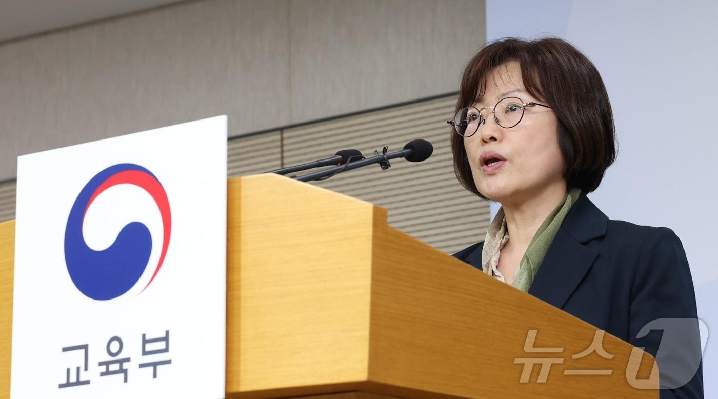 본문 이미지 - 김문희 한국교육과정평가원장이 31일 세종시 정부세종청사에서 2027학년도 대학수학능력시험 출제 방향, 시험관리 등 시행기본계획을 발표하고 있다. 2026.3.31 ⓒ 뉴스1 김기남 기자