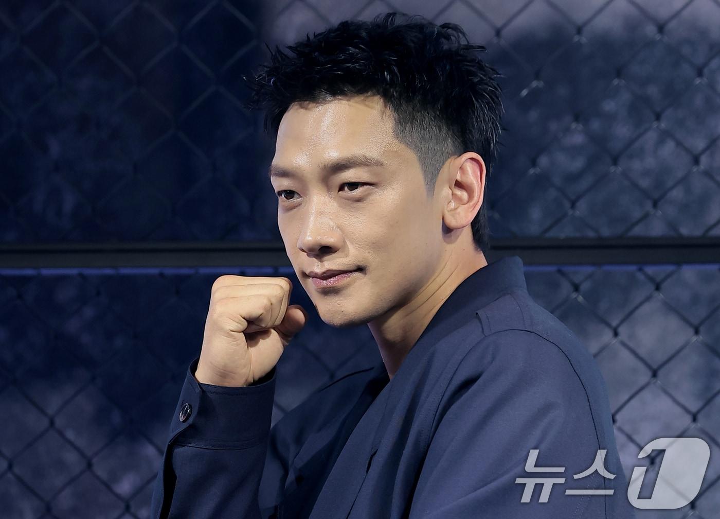 본문 이미지 - 배우 징지훈(비)이 31일 오전 서울 중구 앰배서더 서울 풀만 호텔에서 열린 ‘사냥개들’ 시즌 2(극본 김주환/연출 김주환) 제작발표회에서 포즈를 취하고 있다. ‘사냥개들’ 시즌 2는 극악무도한 불법 사채꾼 일당을 때려잡은 건우(우도환 분)와 우진(이상이 분)이 돈과 폭력이 지배하는 글로벌 불법 복싱 리그를 상대로 또 한 번 통쾌한 훅을 날리는 이야기다. 2026.3.31 ⓒ 뉴스1 권현진 기자