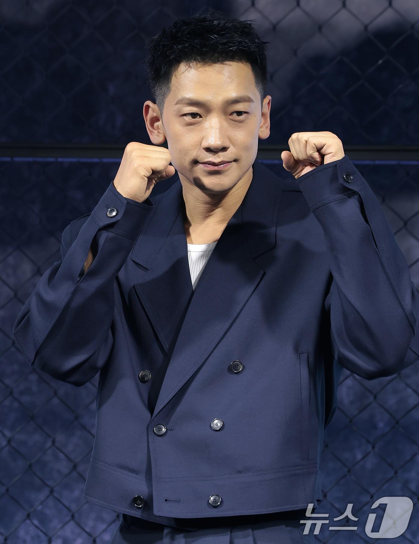 본문 이미지 - 배우 징지훈(비)이 31일 오전 서울 중구 앰배서더 서울 풀만 호텔에서 열린 ‘사냥개들’ 시즌 2(극본 김주환/연출 김주환) 제작발표회에서 포즈를 취하고 있다. ‘사냥개들’ 시즌 2는 극악무도한 불법 사채꾼 일당을 때려잡은 건우(우도환 분)와 우진(이상이 분)이 돈과 폭력이 지배하는 글로벌 불법 복싱 리그를 상대로 또 한 번 통쾌한 훅을 날리는 이야기다. 2026.3.31 ⓒ 뉴스1 권현진 기자