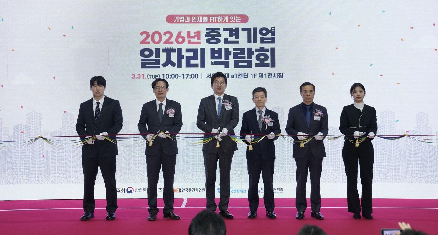 본문 이미지 - 왼쪽에서 두 번째부터 이규봉 산업통상부 중견기업정책관, 김민 한국중견기업연합회 전무, 고영종 한국장학재단 상임이사, 장무훈 한국산업기술진흥협회 상임이사가 기념사진을 찍고 있다.(한국중견기업연합회 제공)