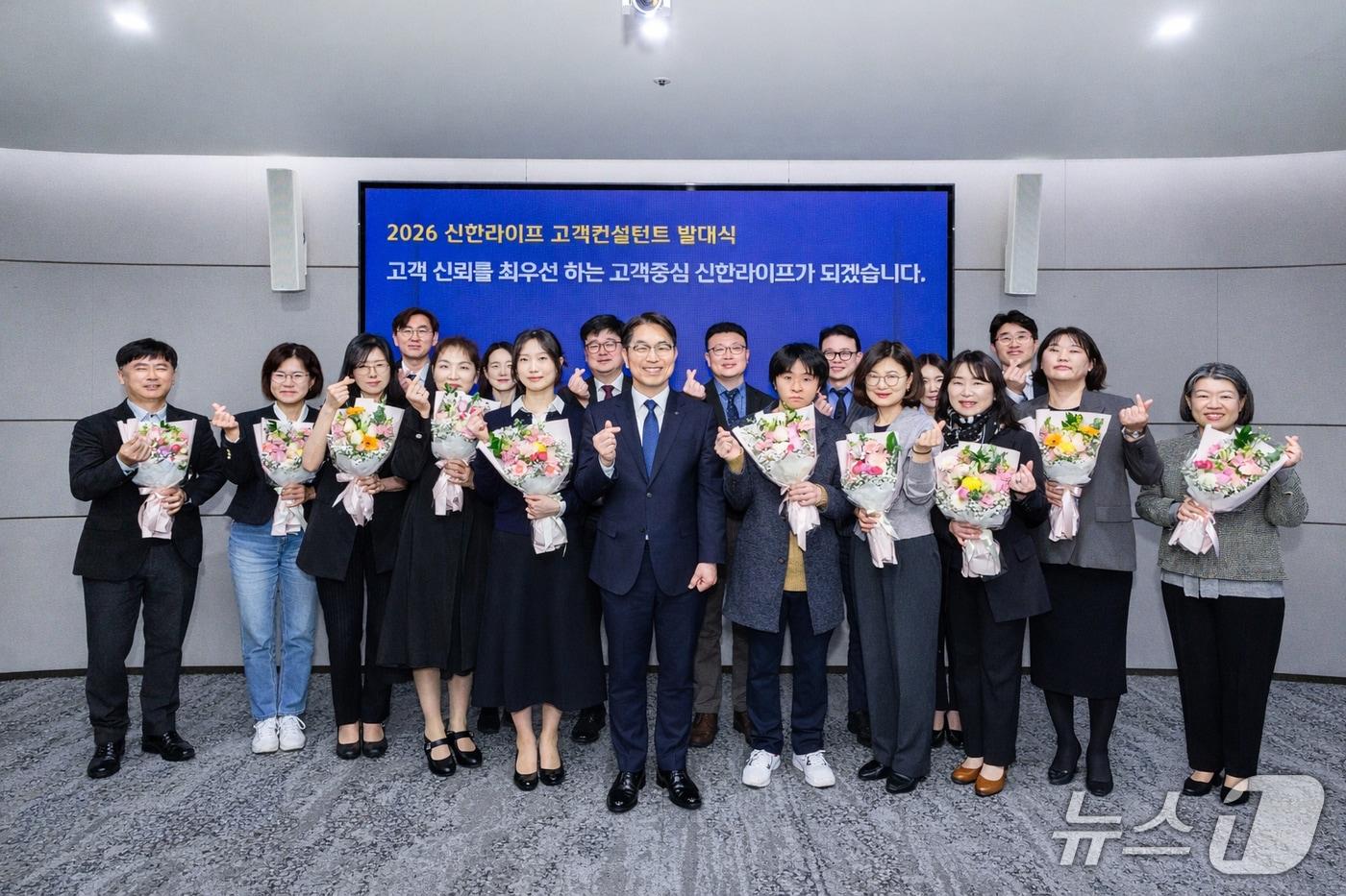 본문 이미지 - 30일 서울 중구 신한라이프 본사에서 열린 고객컨설턴트 발대식에서 신한라이프 천상영 사장(앞줄 오른쪽에서 여섯 번째)이 고객컨설턴트 및 임직원들과 함께 기념 촬영을 하고 있다./사진제공=신한라이프