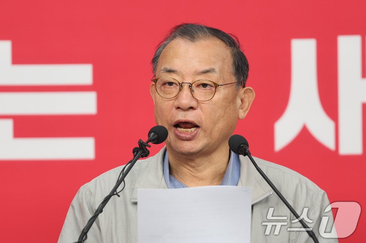 본문 이미지 - 이정현 국민의힘 공천관리위원장이 31일 서울 여의도 중앙당사에서 50만 이상 도시 경선 결과를 발표하고 있다. 국민의힘 공천관리위원회는 서울 강남구청장 김현기 후보, 서울 송파구청장 서경석 후보, 서울 강서구청장 김진선 후보, 대구 달서구청장 김용판 후보를 경선을 통해 확정했다. 2026.3.31 ⓒ 뉴스1 이승배 기자