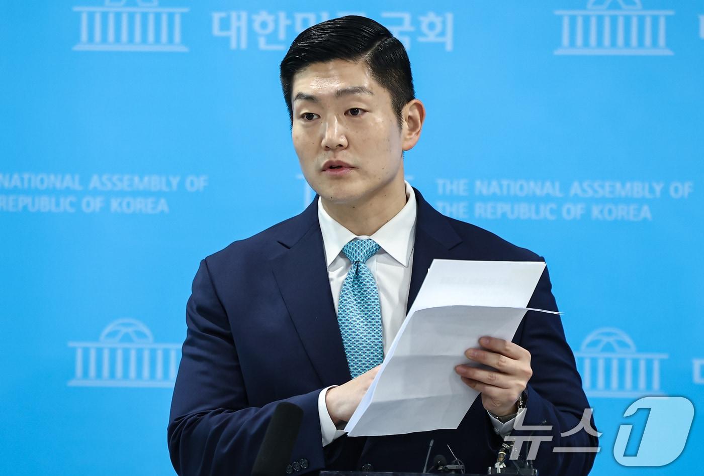 본문 이미지 - 김재섭 국민의힘 의원이 31일 서울 여의도 소통관에서 정원오 더불어민주당 서울시장 예비후보 의혹 관련 기자회견 후 백브리핑을 하고 있다. 2026.3.31 ⓒ 뉴스1 김도우 기자