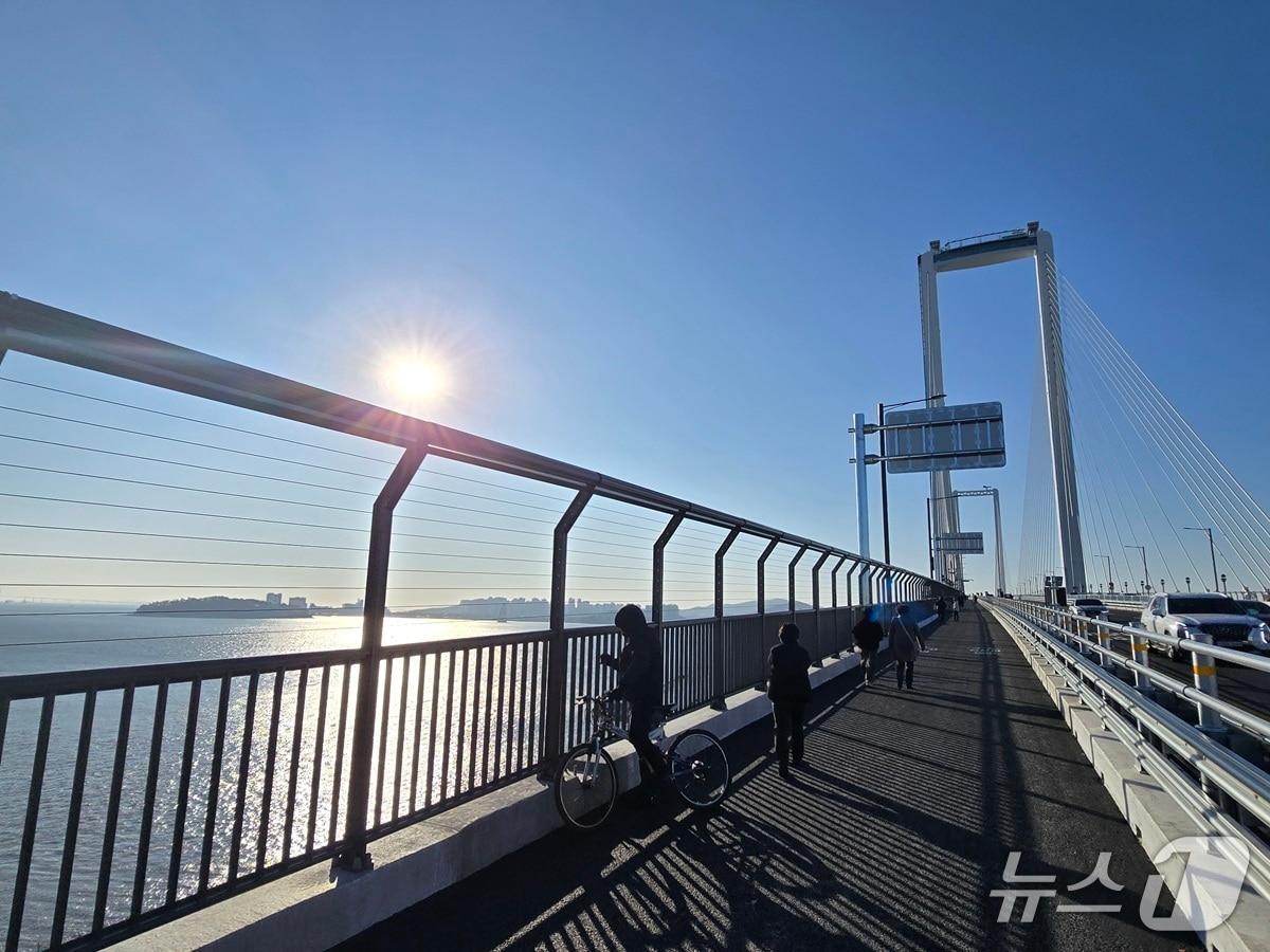 본문 이미지 - 지난 1월 개통된 청라하늘대교에 설치된 안전난간. 뉴스1 ⓒ News1 유준상 기자