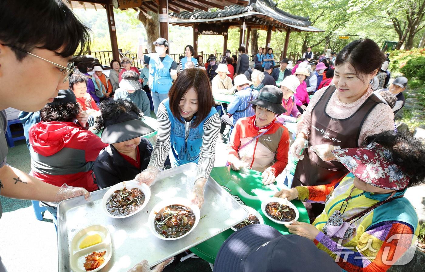 본문 이미지 - 지난해 광주 북구에서 진행된 사랑의밥차 모습.(광주 북구 제공)