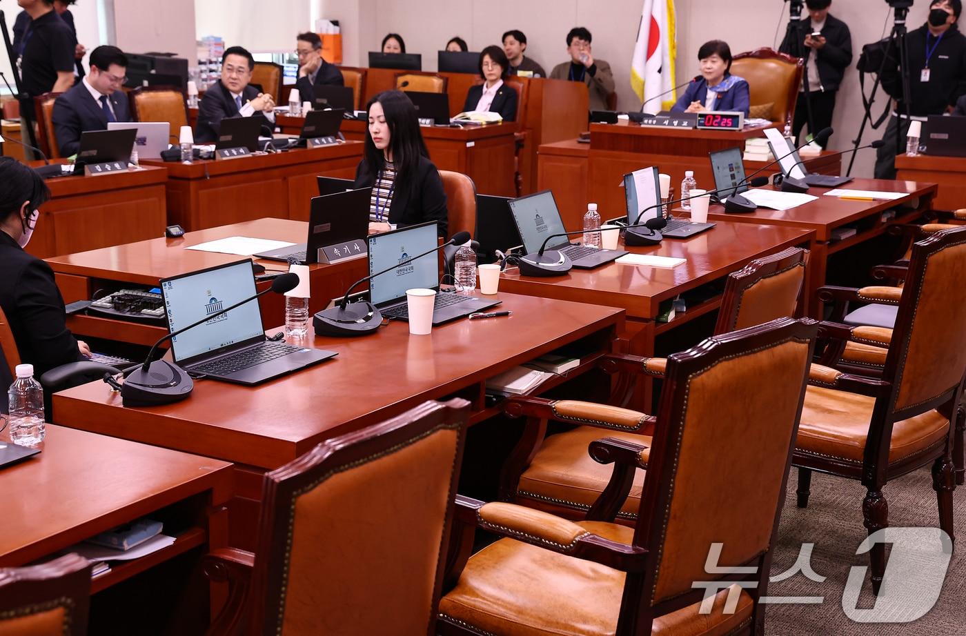 본문 이미지 - 31일 서울 여의도 국회에서 열린 제433회 국회(임시회) 윤석열 정권 정치검찰 조작기소 의혹 사건 진상규명 국정조사특별위원회 회의에서 국민의힘 의원들의 자리가 민주당의 증인 강행처리 등에 항의하며 퇴장해 비어있다. 2026.3.31 ⓒ 뉴스1 김도우 기자