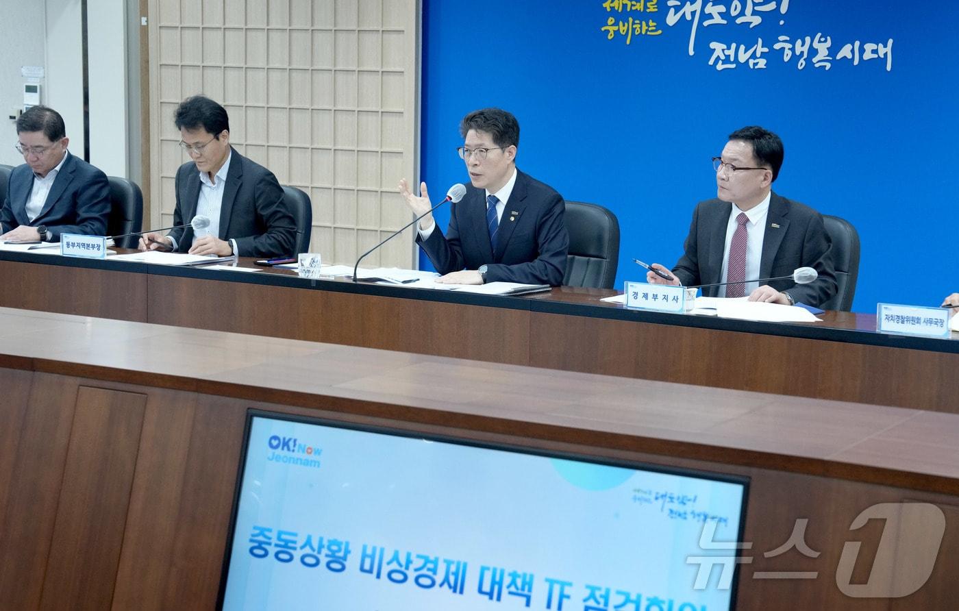 본문 이미지 - 황기연 전라남도지사 권한대행이 31일 도청 서재필실에서 중동상황 비상대책 TF회의를 주재하고 있다. (전남도 제공. 재판매 및 DB금지)2026.3.31 ⓒ 뉴스1 