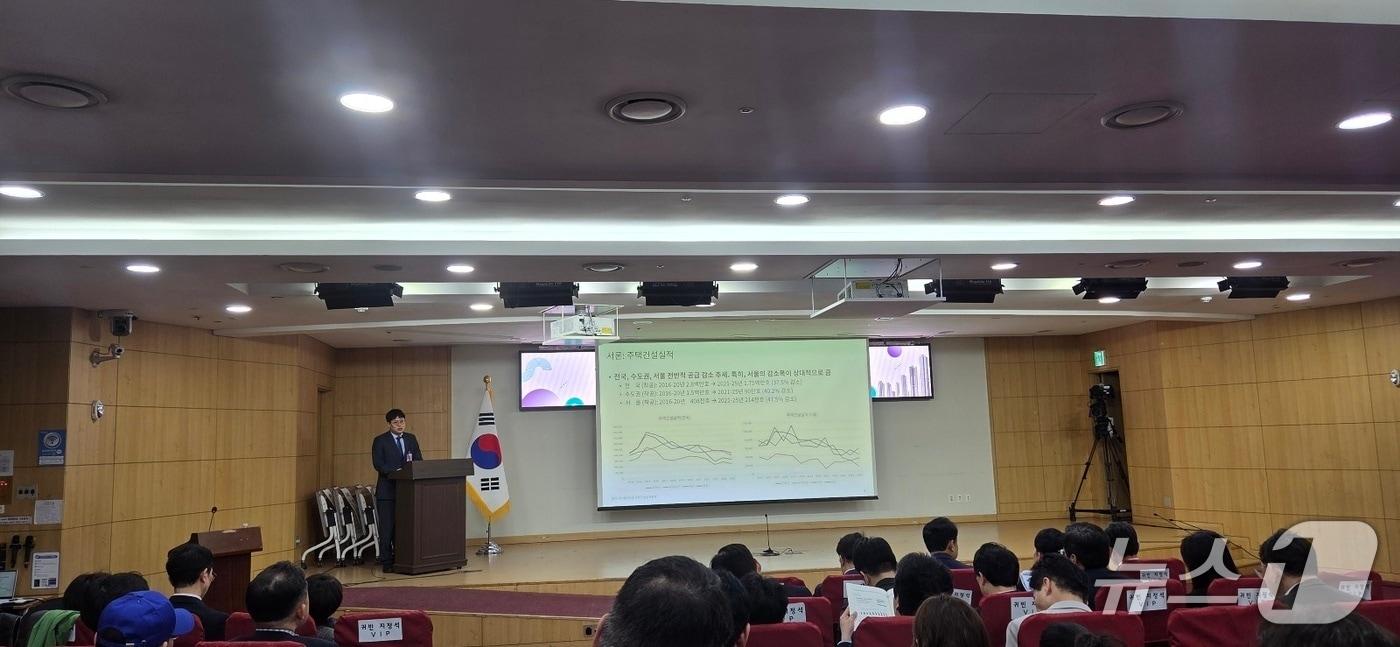 본문 이미지 - 김정섭 울산과학기술원 도시미래전략 연구센터 교수가 31일 국회 의원회관 제2소회의실에서 여린 '주택공급 활성화를 위한 정책방향 토론회'에서 발표를 하고 있다. 2026.3.31/뉴스1 황보준엽 기자
