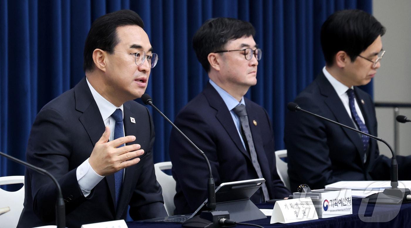 본문 이미지 - 박홍근 기획예산처 장관이 27일 세종시 정부세종청사에서 중동전쟁 위기극복을 위한 2026년 추가경정예산안 내용을 발표하고 있다. 2026.3.31 ⓒ 뉴스1 김기남 기자