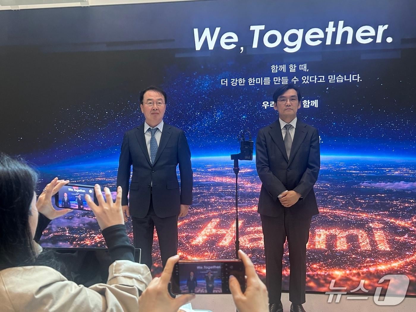 본문 이미지 - 31일 서울 송파구 한미그룹 본사에서 김재교 한미사이언스 대표와 황상연 한미약품 신임 대표가 취재진과 마주하고 있다. 2026.3.31 ⓒ 뉴스1 문대현 기자