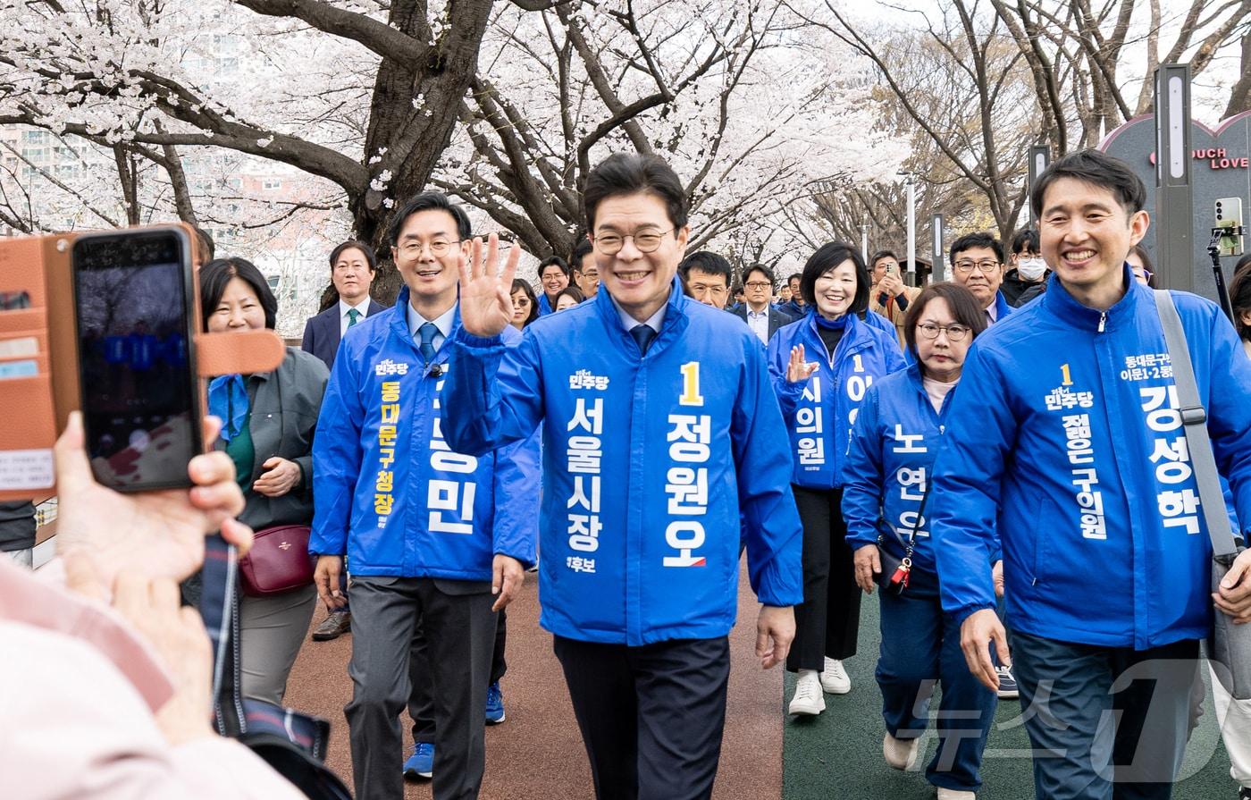 본문 이미지 - 정원오 더불어민주당 서울시장 예비후보가 지난달 31일 오전 서울 동대문구 장안동 벚꽃길에서 시민에게 손인사를 하고 있다. (정원오 캠프 제공. 재판매 및 DB 금지) 2026.3.31 ⓒ 뉴스1