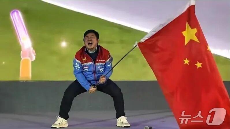 본문 이미지 - 장쉐지처 창업자 장쉐가 세계 슈퍼오토바이 챔피언십(WSBK)에서 우승한 후 중국 국기를 흔들고 있다. (웨이보 갈무리)