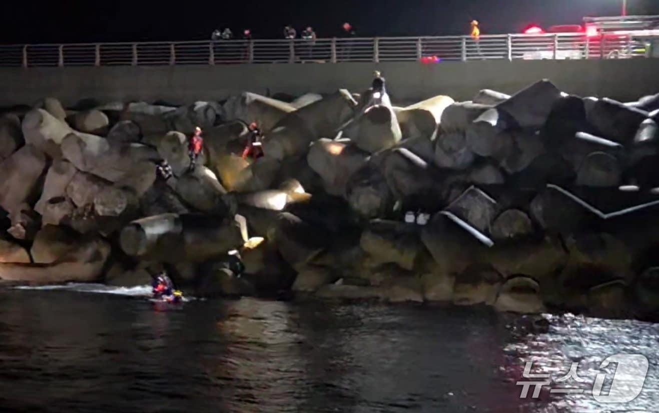 본문 이미지 - 지난 30일 오후 6시46분쯤 경북 영덕군 축산항 북방파제 테트라포드 인근 해상에서 바다에 추락한 40대 낚시객 2명이 울진해경에 구조됐다. (울진해양경찰서제공, 재판매 및 DB금지) 2026.3..31/뉴스1 
