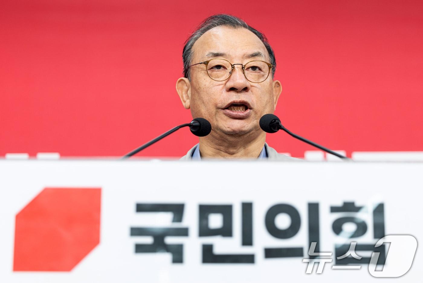 본문 이미지 - 이정현 국민의힘 공천관리위원장이 31일 서울 여의도 중앙당사에서 사퇴 기자회견을 하고 있다. 이 위원장은 "경기지사 후보를 제외하고는 광역단체장에 대한 중앙당 공관위 차원에서 할 수 있는 일은 거의 마무리가 됐다＂며 ＂지금 곧바로 시급하게 진행돼야 할 것은 바로 국회의원 재보궐 선거 공천이며 이는 중앙당에서 해주길 바라는 마음＂이라고 말했다. 2026.3.31 ⓒ 뉴스1 이승배 기자