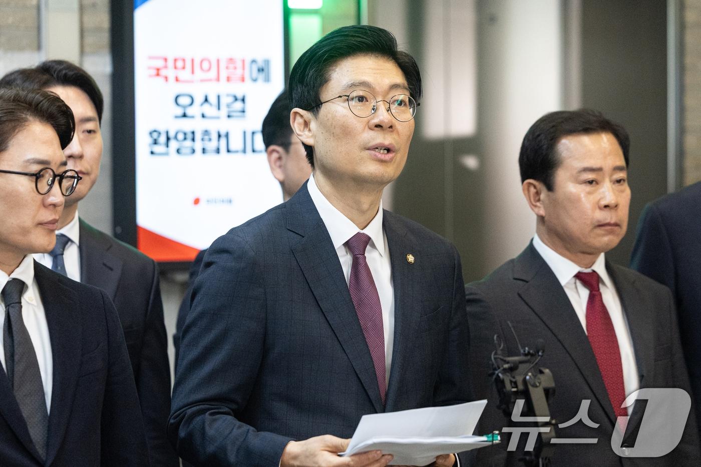 본문 이미지 - 공천헌금 의혹이 불거진 조정훈 국민의힘 의원이 지난달 31일 서울 여의도 중앙당사에서 입장을 밝히고 있다. 조 의원은 공천 헌금 의혹에 대해 "악의적인 주장＂이라고 반박했다. 시·구의원 자체 회비 징수, 책 구매 강요, 공천 개입 의혹 등을 모두 부인하면서 관련 증거자료를 서울시당과 경찰에 제출하겠다고 밝혔다. 2026.3.31 ⓒ 뉴스1 이승배 기자