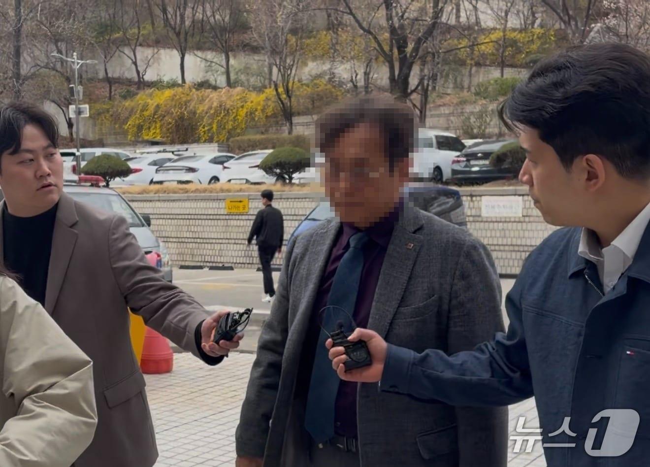 본문 이미지 - 10조 원대 전분 및 당류(전분당) 가격을 담합한 의혹을 받는 사조CPK 이 모 대표이사가 이날 오후 1시 15분쯤 서울중앙지법에 구속 전 피의자 심문(영장실질심사)를 받기 위해 모습을 드러냈다. 2026.3.31 뉴스1 김종훈 기자