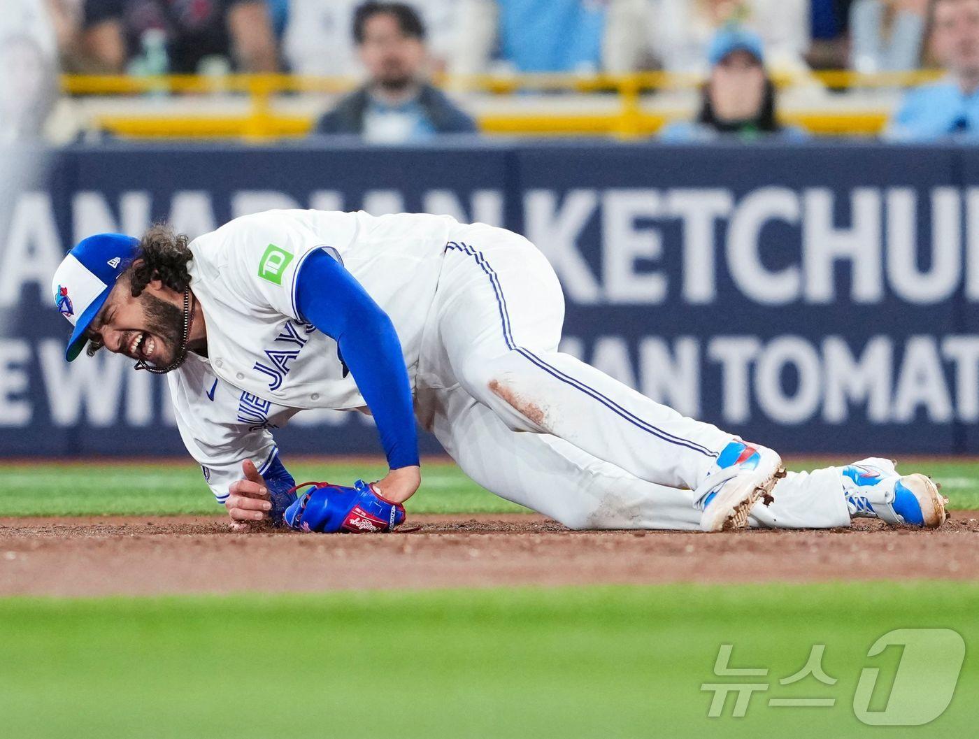 본문 이미지 - MLB 토론토 선발 투수 폰세가 31일(한국시간) 콜로라도전에서 수비 도중 부상을 당해 그라운드에 쓰러지고 있다. ⓒ AFP=뉴스1