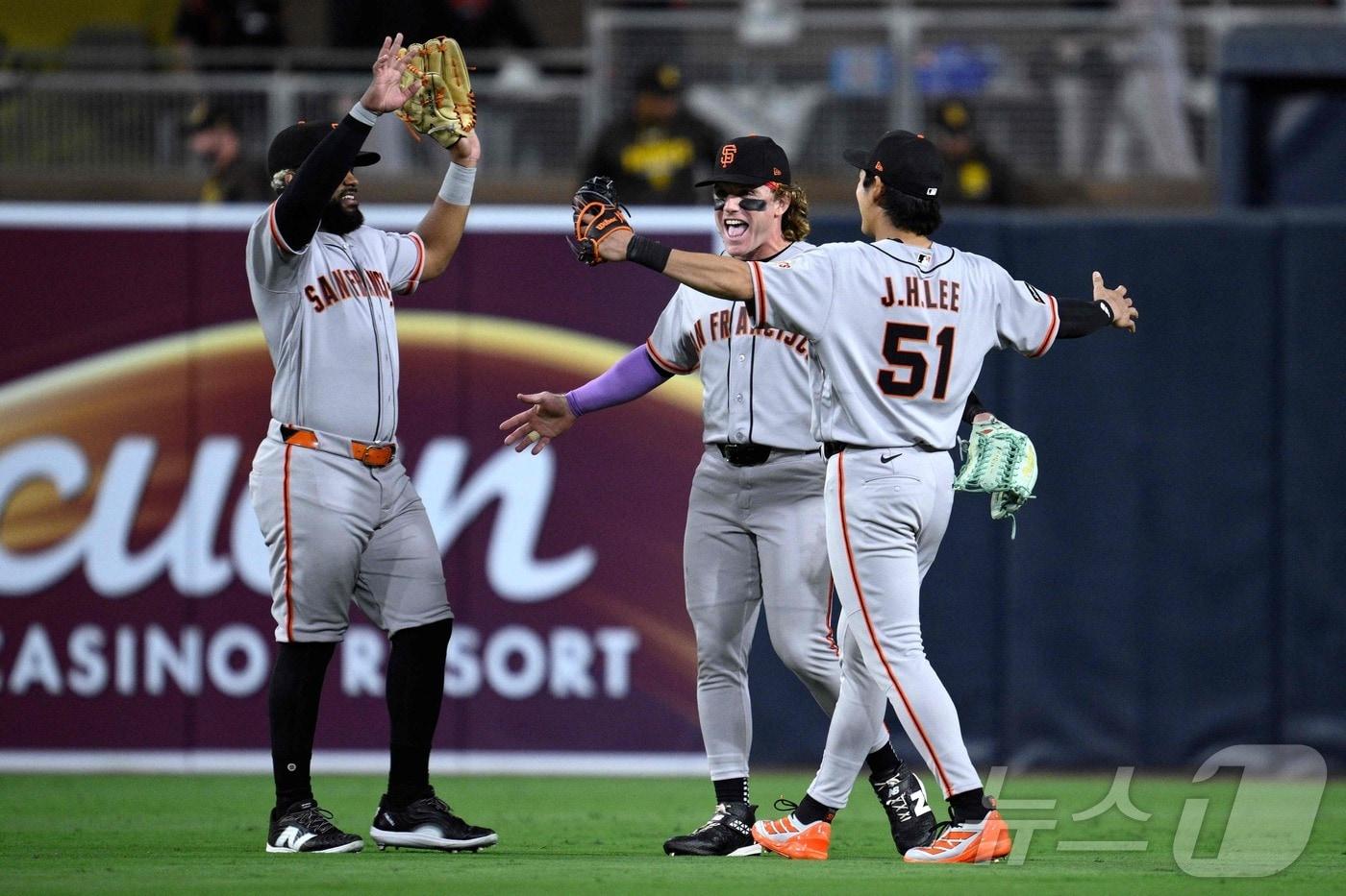 본문 이미지 - 이정후(등번호 51번)가 31일(한국시간 )열린 샌디에이고 파드리스와의 경기에서 승리를 확정한 뒤 동료들과 함께 기뻐하고 있다. ⓒ AFP=뉴스1