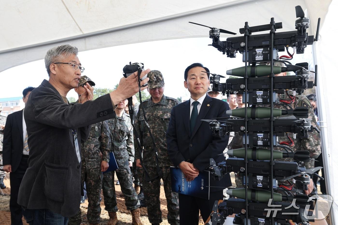 본문 이미지 - 이두희 국방부 차관은 31일 육군 제36사단에서 열린 '2026 첨단국방 피치데이' 행사에 참석해 민간기업의 드론 및 대드론 장비와 기술을 살펴보고 군 현장 적용 가능성 등을 점검했다. 2026.3.31./ⓒ 뉴스1(국방부 제공)