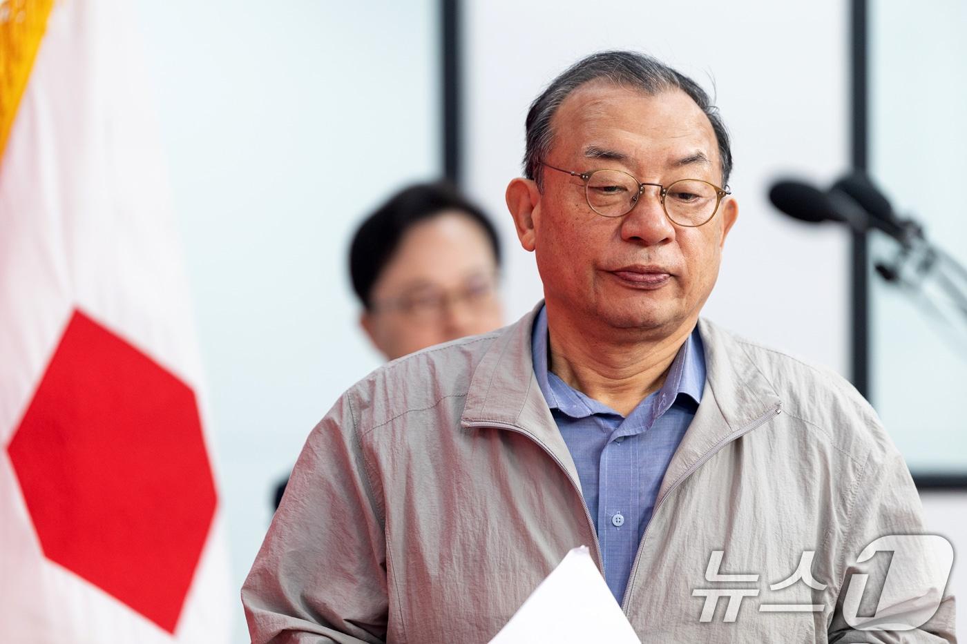 본문 이미지 - 이정현 국민의힘 공천관리위원장이 지난달 31일 서울 여의도 중앙당사에서 50만 이상 도시 경선 결과 발표를 위해 단상으로 향하고 있다. 2026.3.31 ⓒ 뉴스1 이승배 기자