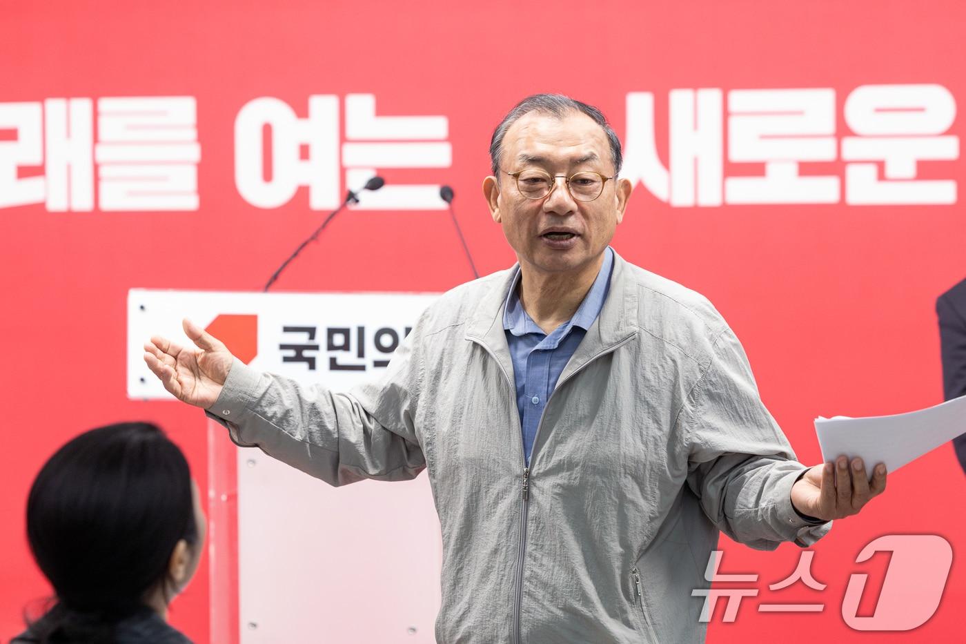 본문 이미지 - 이정현 국민의힘 공천관리위원장이 31일 서울 여의도 중앙당사에서 50만 이상 도시 경선 결과를 발표를 한 뒤 사퇴 의사를 밝히고 있다. 2026.3.31 ⓒ 뉴스1 이승배 기자