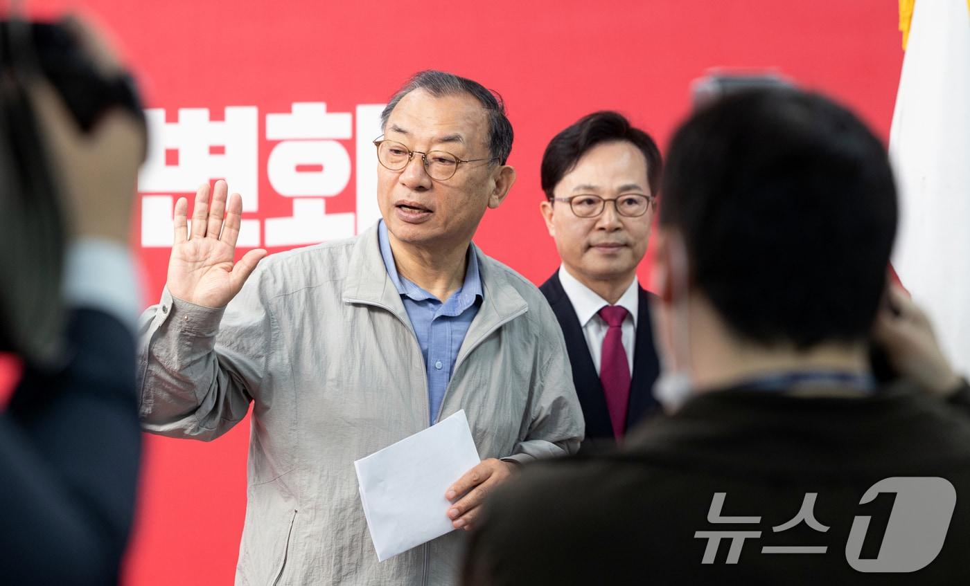 본문 이미지 - 이정현 국민의힘 공천관리위원장이 31일 서울 여의도 중앙당사에서 50만 이상 도시 경선 결과 발표 및 사퇴의사를 밝힌 뒤 '안녕'이라는 손짓을 하면서 발걸음을 옮기고 있다.  2026.3.31 ⓒ 뉴스1 이승배 기자