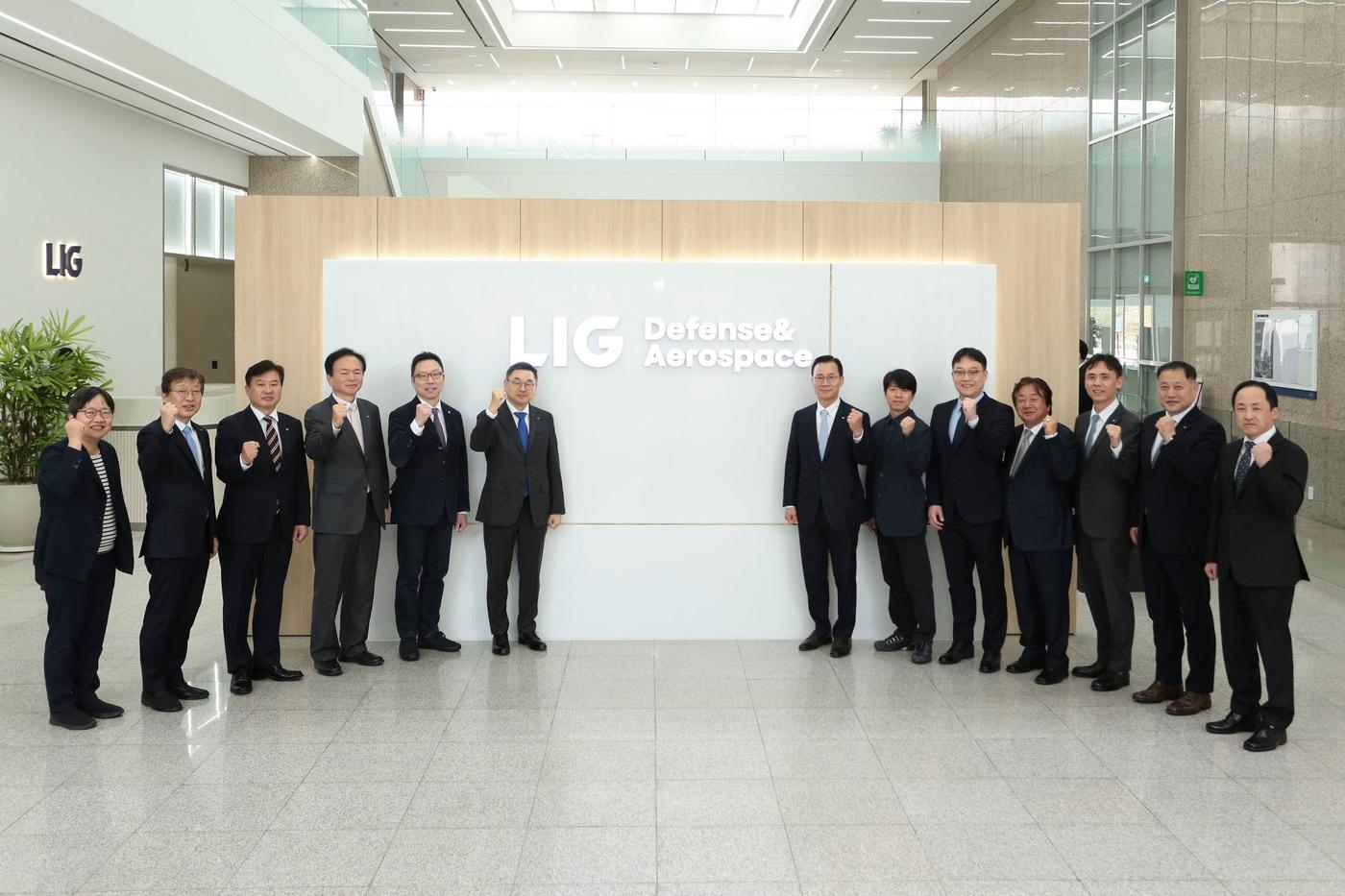 본문 이미지 - 31일 LIG D&A 2판교하우스에서 구본상 LIG 회장, 신익현 LIG D&A 대표이사 등 임직원과 관계자들이 현판 제막식을 마치고 기념촬영을 하고 있다. (LG D&A 제공)