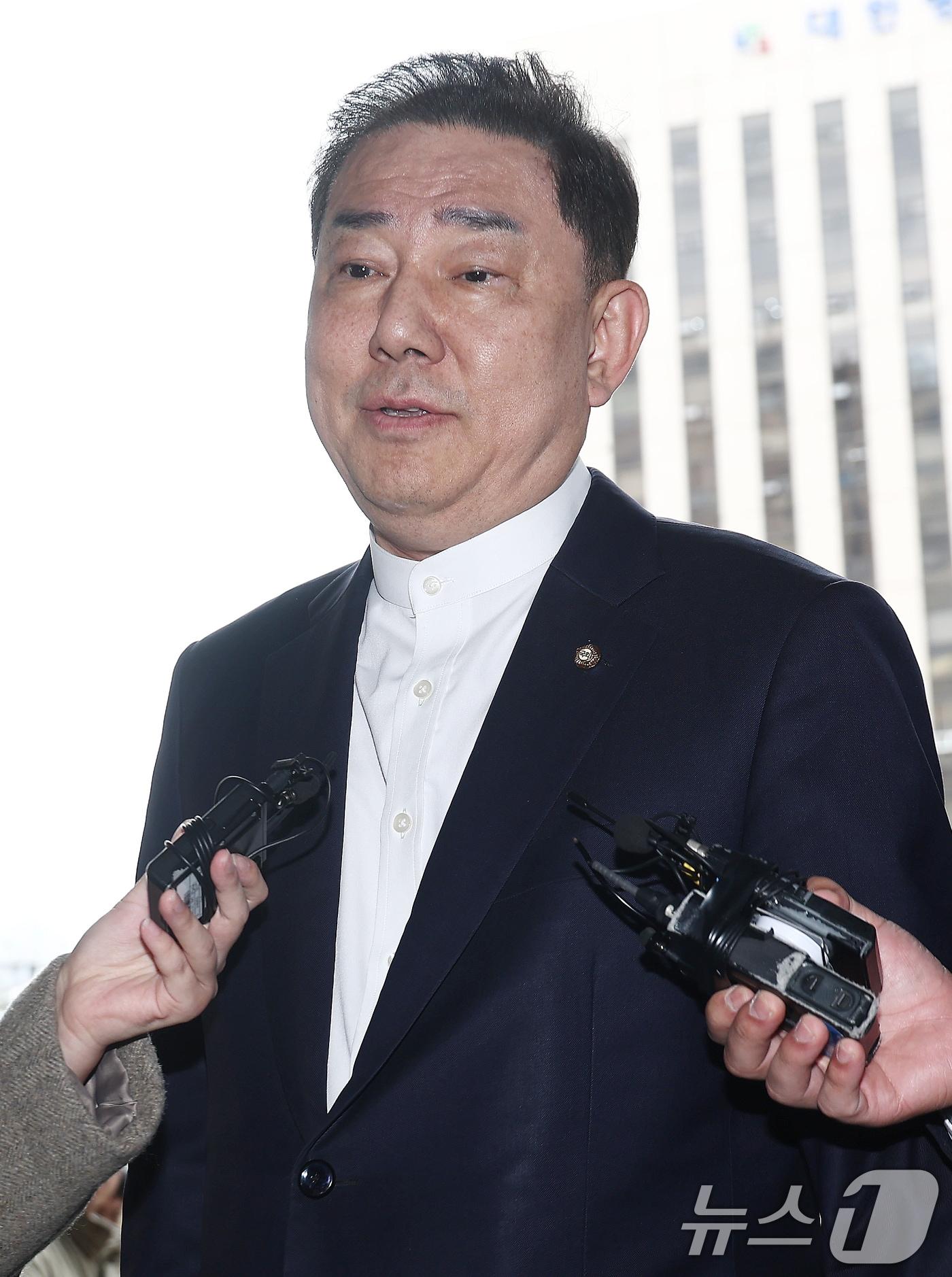 본문 이미지 - 김병기 무소속 의원이 31일 오후 서울 마포구 서울경찰청 공공범죄수사대에서 공천헌금 수수 등 13개 의혹과 관련 피의자 신분으로 4차 조사를 받기 위해 출석하고 있다. 2026.3.31 ⓒ 뉴스1 김민지 기자