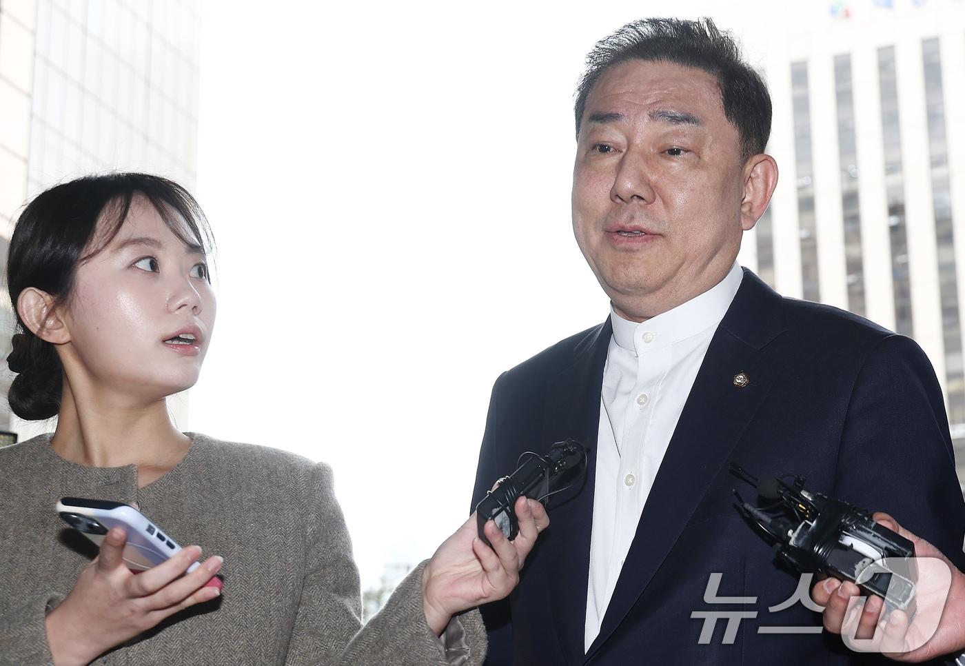 본문 이미지 - 김병기 무소속 의원이 31일 오후 서울 마포구 서울경찰청 공공범죄수사대에서 공천헌금 수수 등 13개 의혹과 관련 피의자 신분으로 4차 조사를 받기 위해 출석하고 있다. 2026.3.31 ⓒ 뉴스1 김민지 기자