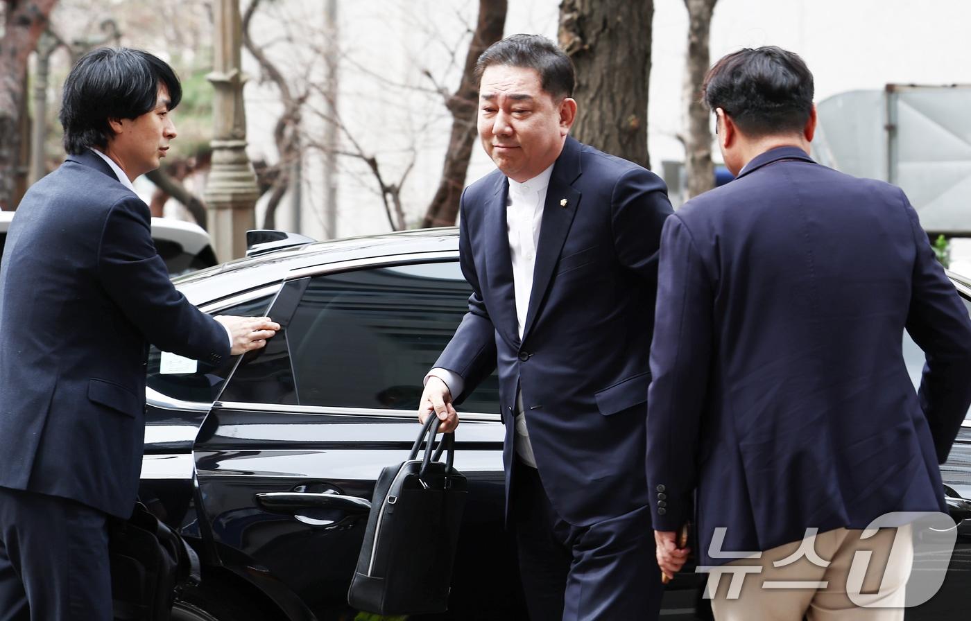 본문 이미지 - 김병기 무소속 의원이 31일 오후 서울 마포구 서울경찰청 공공범죄수사대에서 공천헌금 수수 등 13개 의혹과 관련 피의자 신분으로 4차 조사를 받기 위해 출석하고 있다. 2026.3.31 ⓒ 뉴스1 김민지 기자