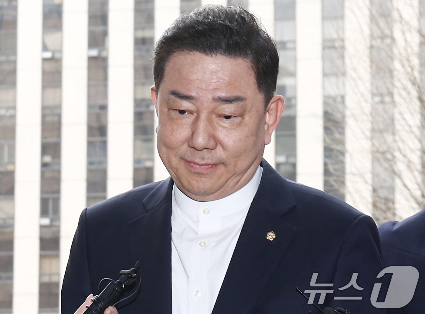 본문 이미지 - 김병기 무소속 의원이 지난달 31일 오후 서울 마포구 서울경찰청 공공범죄수사대에서 공천헌금 수수 등 13개 의혹과 관련 피의자 신분으로 4차 조사를 받기 위해 출석하고 있다. 2026.3.31 ⓒ 뉴스1 김민지 기자