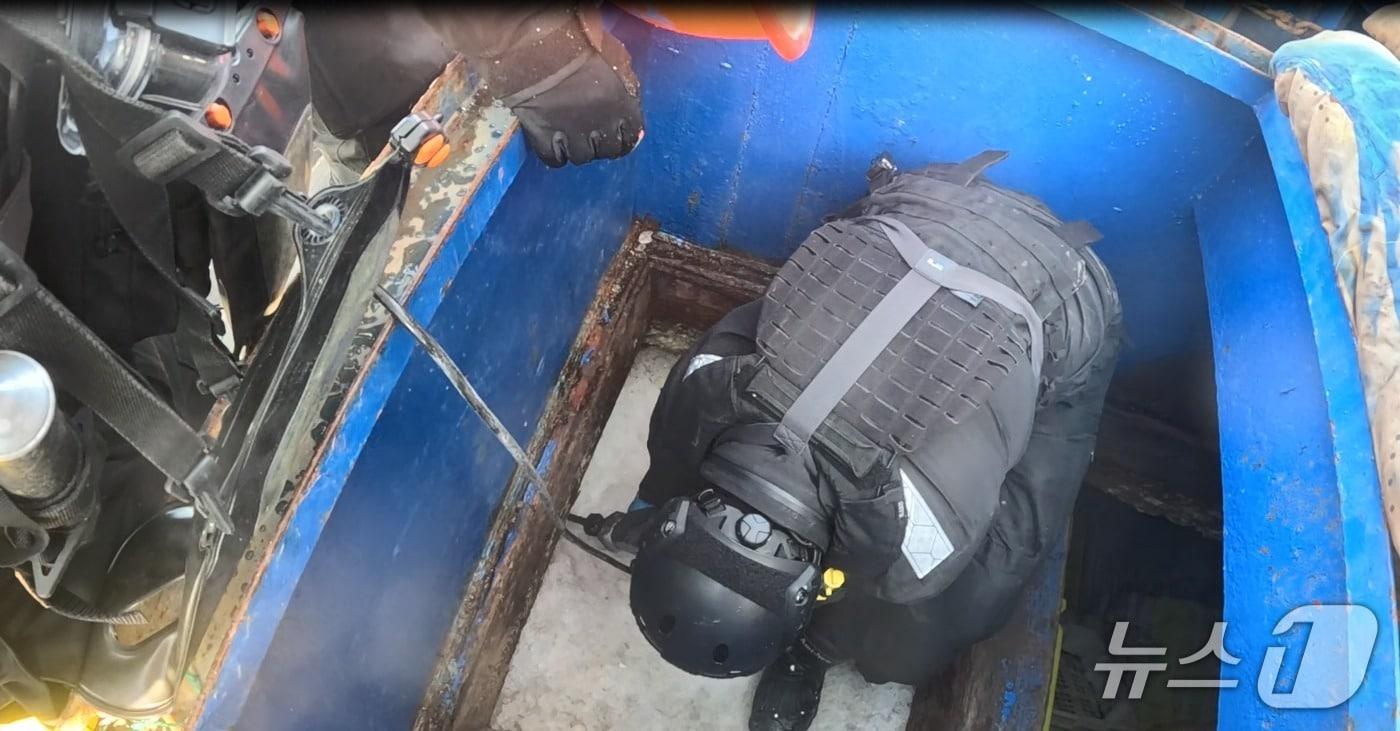 본문 이미지 - 중국어선 비밀어창(제주해경 제공. 재판매 및 DB금지)/뉴스1