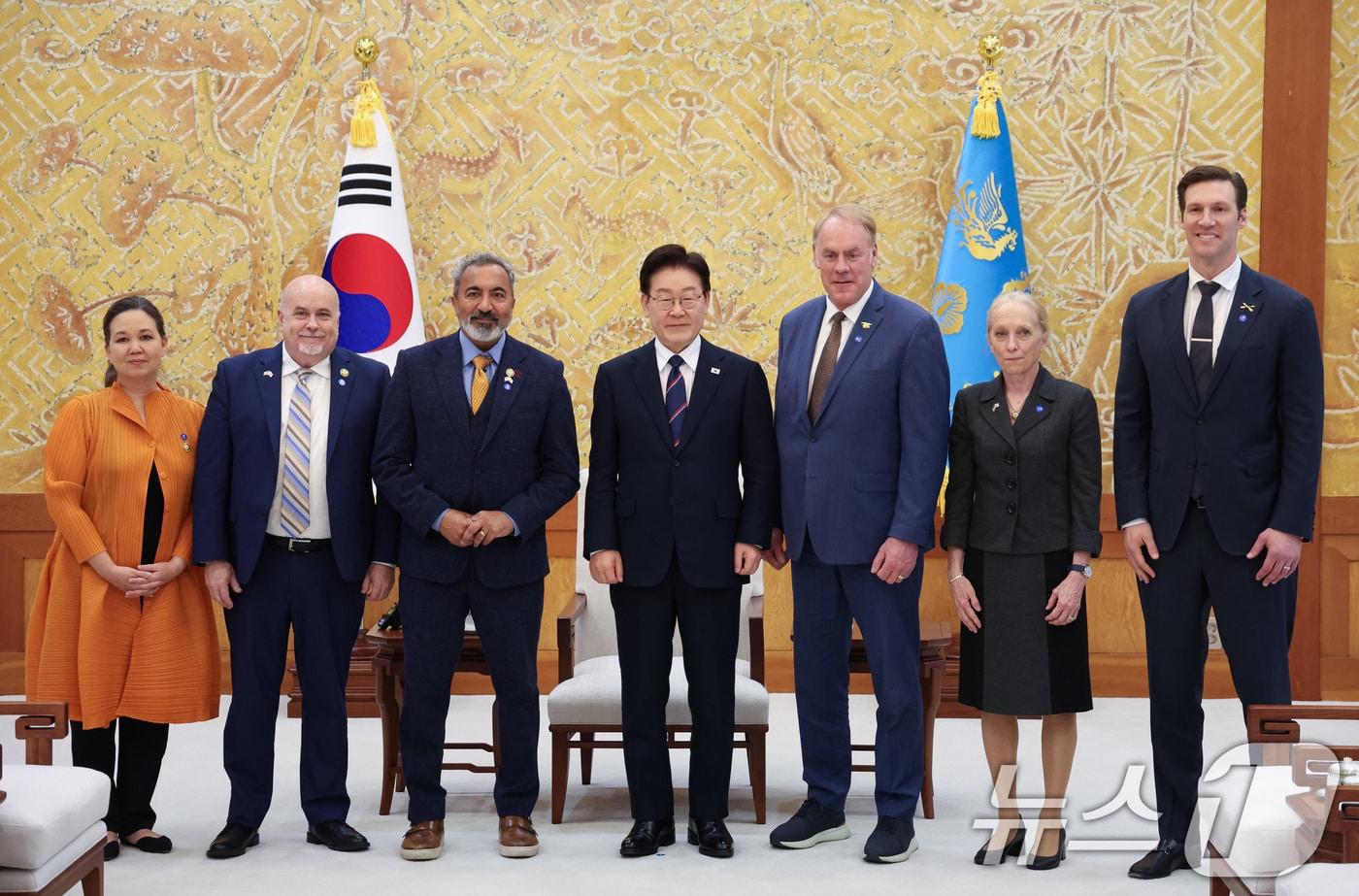 본문 이미지 - 이재명 대통령이 31일 청와대에서 미국 하원의원단과 기념촬영을 하고 있다. 왼쪽부터 미국 의회 질 토쿠다, 마크 포칸, 아미 베라 의원, 이 대통령, 라이언 징키, 메리 스캔론, 팻 해리건 의원. 2026.3.31 ⓒ 뉴스1 허경 기자