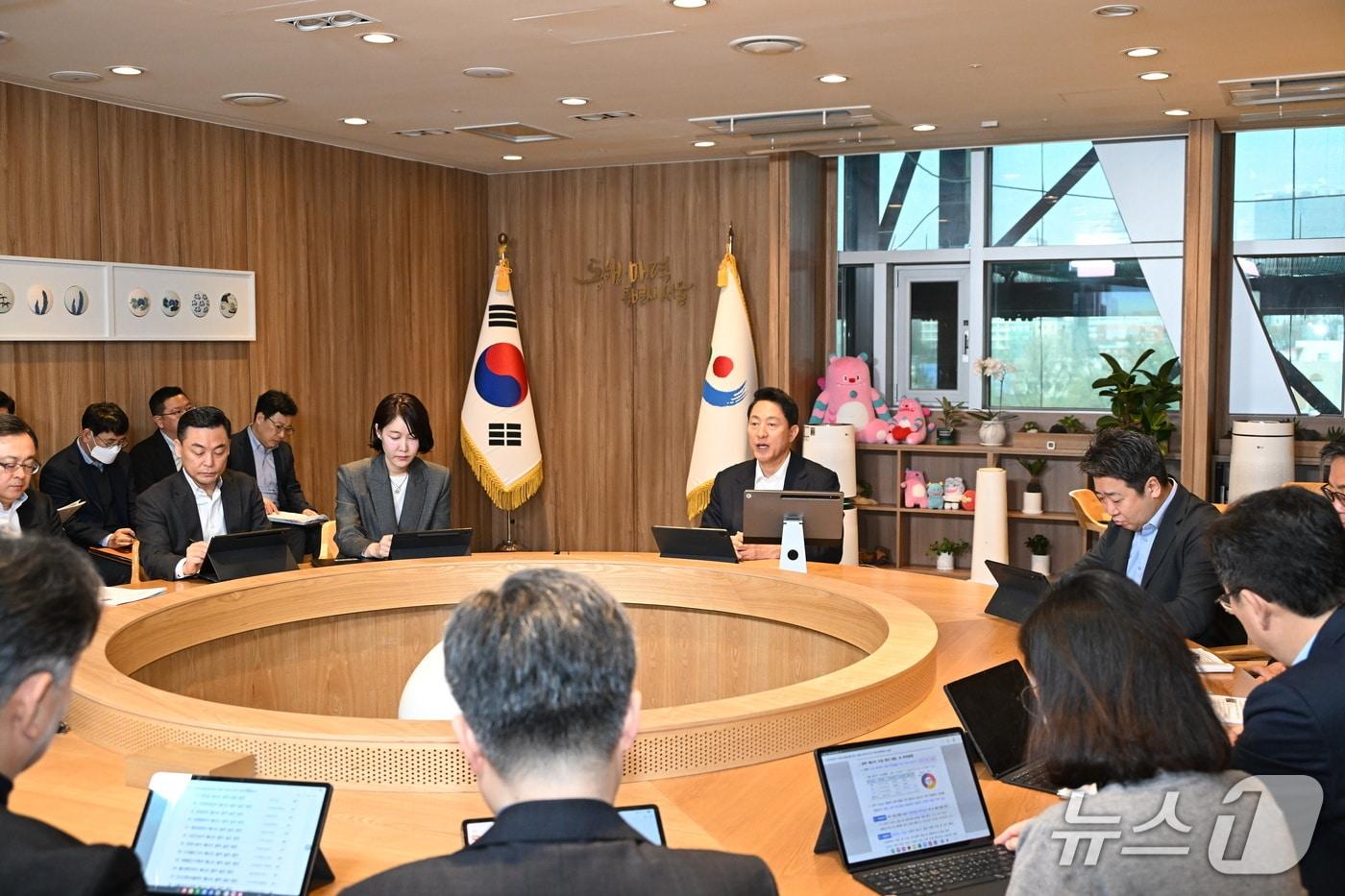 본문 이미지 - 오세훈 서울시장 31일 집무실에서 '중동상황 관련, 서울시 에너지 위기 극복 대책회의'를 주재하고 있다.(서울시 제공)