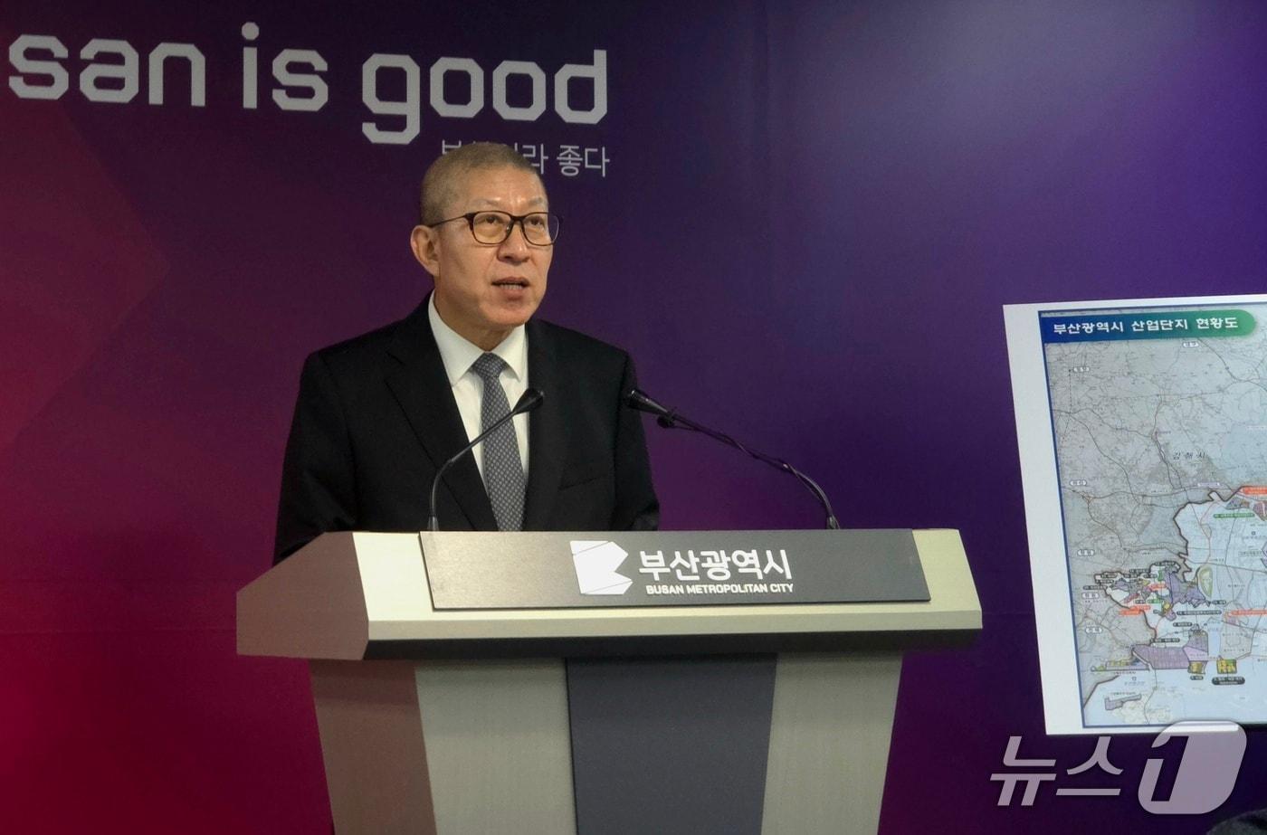 본문 이미지 - 박형준 부산시장이 31일 시청 기자회견장에서 산업단지 유치업종 구조개편 방안에 대해 브리핑하고 있다.2026.3.31 ⓒ 뉴스1 이주현 기자