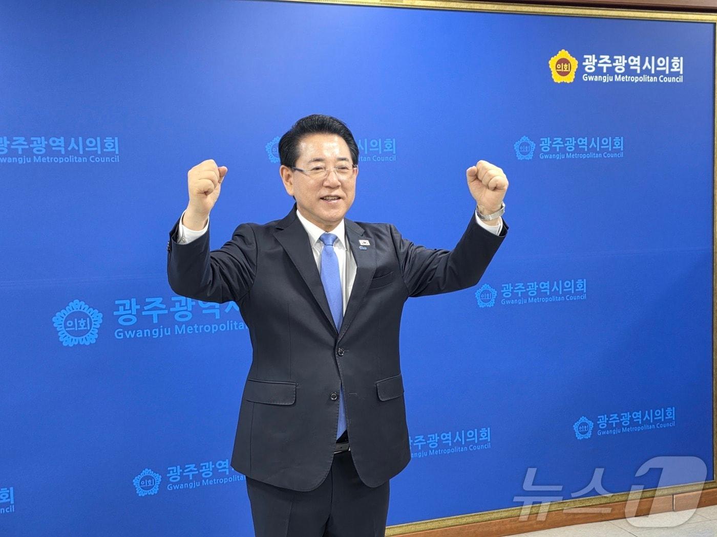 본문 이미지 - 김영록 전남광주특별시장 더불어민주당 경선후보가 31일 광주시의회서 기자회견을 하며 타 후보들의 동참을 촉구하고 있다. ⓒ 뉴스1 서충섭 기자