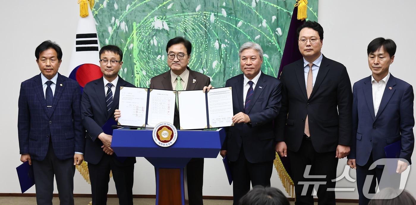 본문 이미지 - 31일 서울 여의도 국회의장 집무실에서 열린 초당적 개헌추진을 위한 제정당 원내대표 기자회견에서 참석자들이 공동선언문을 들고 기념촬영하고 있다. 왼쪽부터 윤종오 진보당 원내대표, 한병도 더불어민주당 원내대표, 우 원식 국회의장, 서왕진 조국혁신당 원내대표, 천하람 개혁신당 원내대표, 한창민 사회민주당 당대표. 2026.3.31 ⓒ 뉴스1 김도우 기자