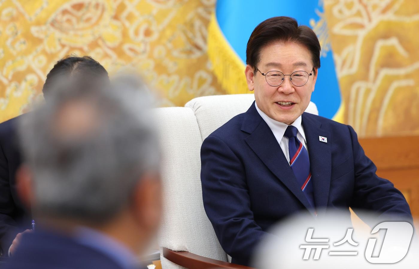 본문 이미지 - 이재명 대통령이 31일 청와대에서 미국 하원의원단을 접견하며 발언하고 있다. 2026.3.31 ⓒ 뉴스1 허경 기자