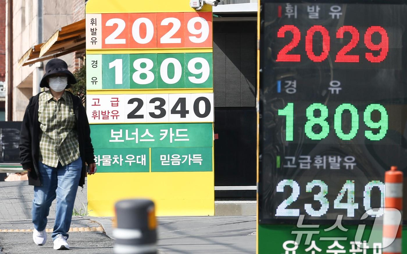 본문 이미지 - 이재명 대통령은 31일 청와대에서 국무회의를 열고 '2026년 추경 예산안'을 의결했다. 사진은 이날 오후 서울의 한 주유소의 모습. 2026.3.31 ⓒ 뉴스1 최지환 기자