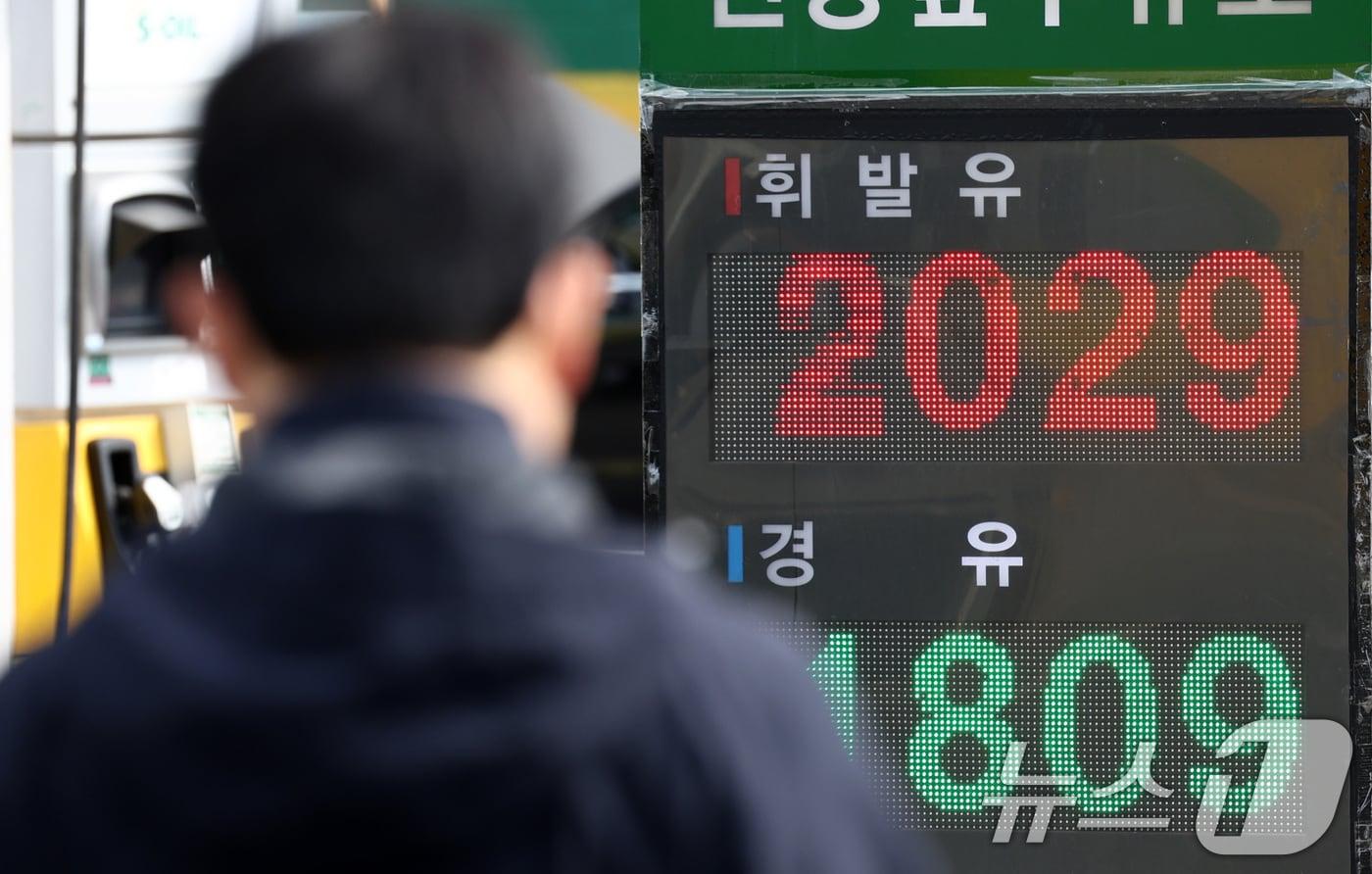 본문 이미지 - 이재명 대통령은 31일 청와대에서 국무회의를 열고 '2026년 추경 예산안'을 의결했다. 사진은 이날 오후 서울의 한 주유소의 모습. 2026.3.31 ⓒ 뉴스1 최지환 기자